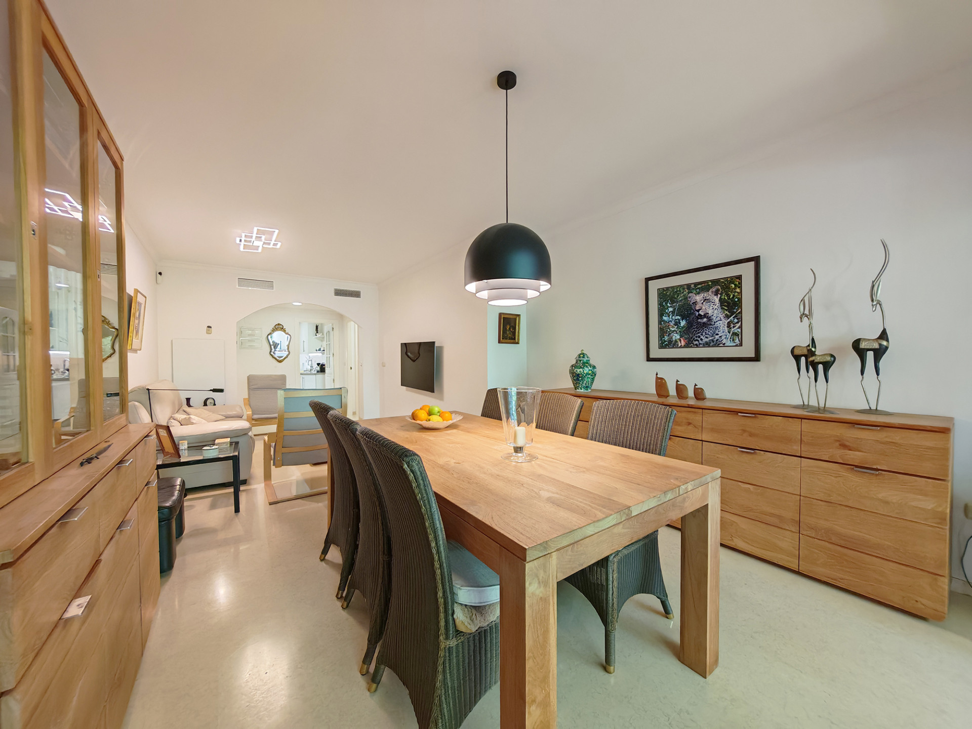 Piso de 2 Dormitorios y 2 Baños en venta en Elviria, Marbella