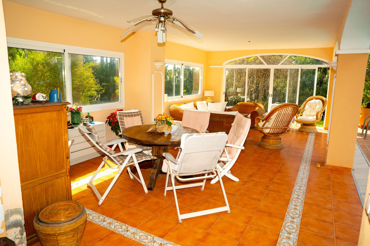 Casa de 4 Dormitorios y 3 Baños en venta en Elviria, Marbella