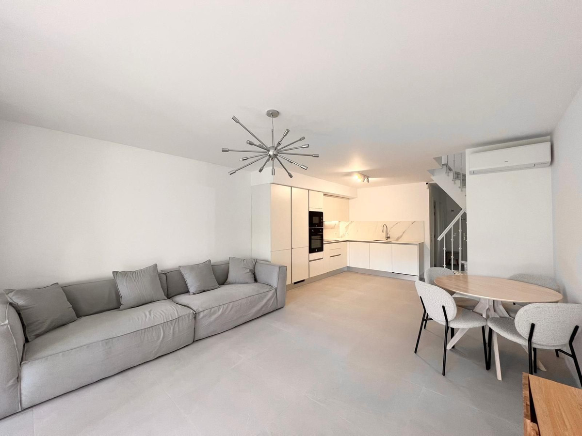 Casa Adosada de 3 Dormitorios en venta en Estepona
