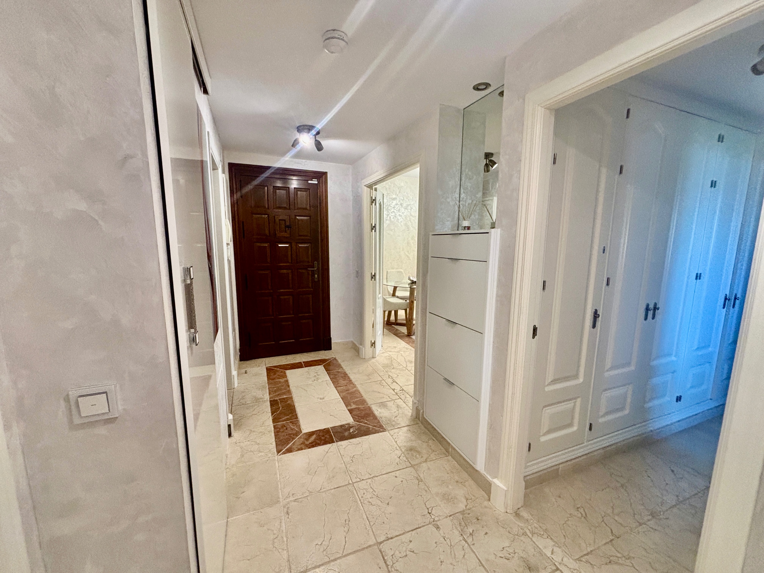 Piso de 2 Dormitorios en venta en Benatalaya, Benahavís
