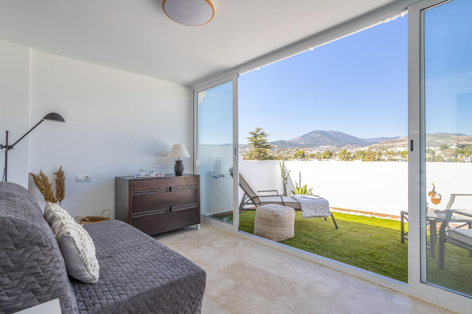 Casa Adosada de 3 Dormitorios en alquiler en Nueva Andalucía, Marbella