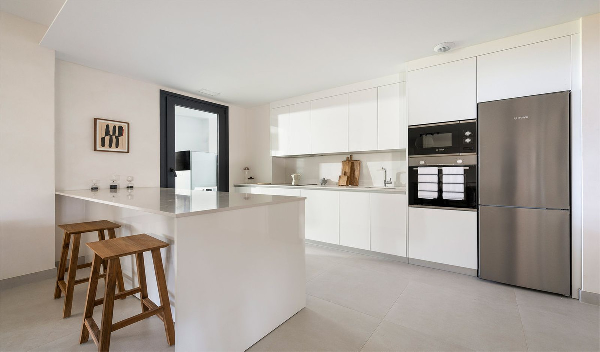 Piso de 3 Dormitorios en venta en Los Monteros, Marbella