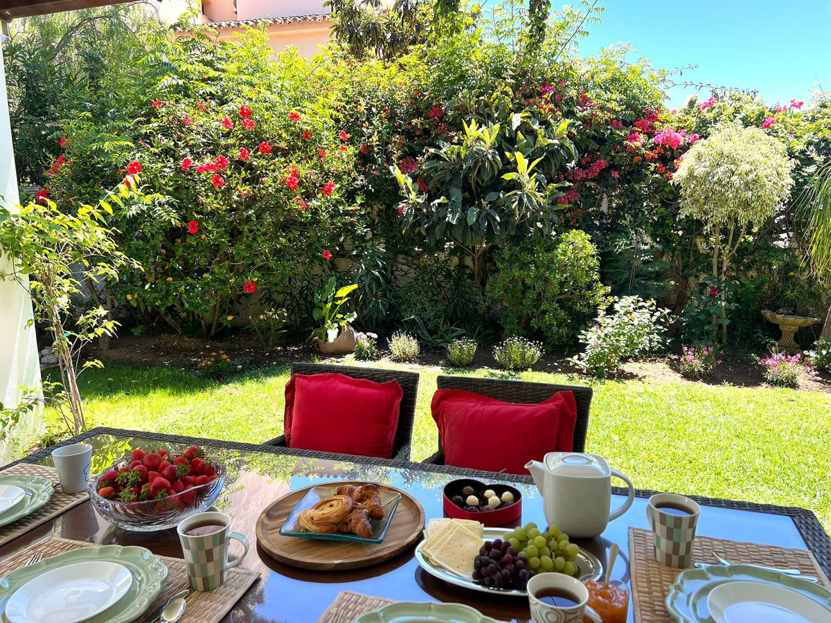 Casa de 4 Dormitorios en alquiler en Marbesa, Marbella