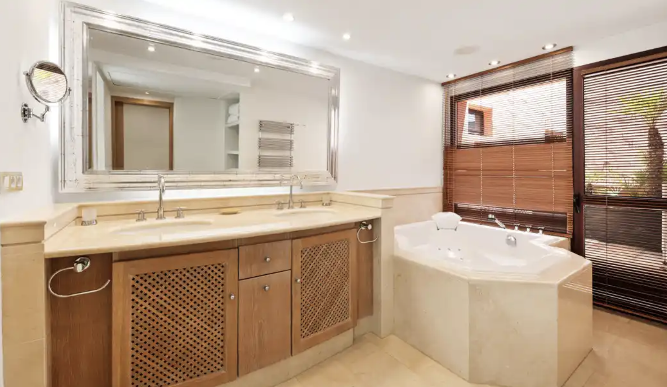Ático de 3 Dormitorios y 3 Baños en venta en Nueva Milla de Oro, Estepona
