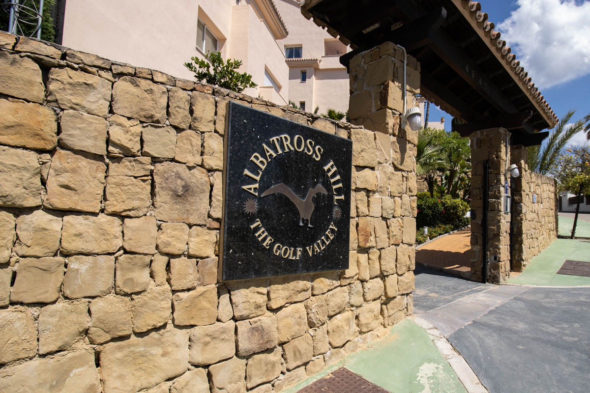 Piso de 2 Dormitorios en venta en Nueva Andalucía, Marbella