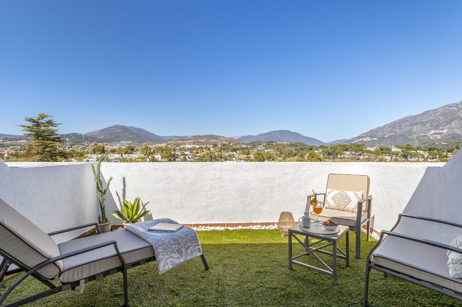 Casa Adosada de 3 Dormitorios en alquiler en Nueva Andalucía, Marbella