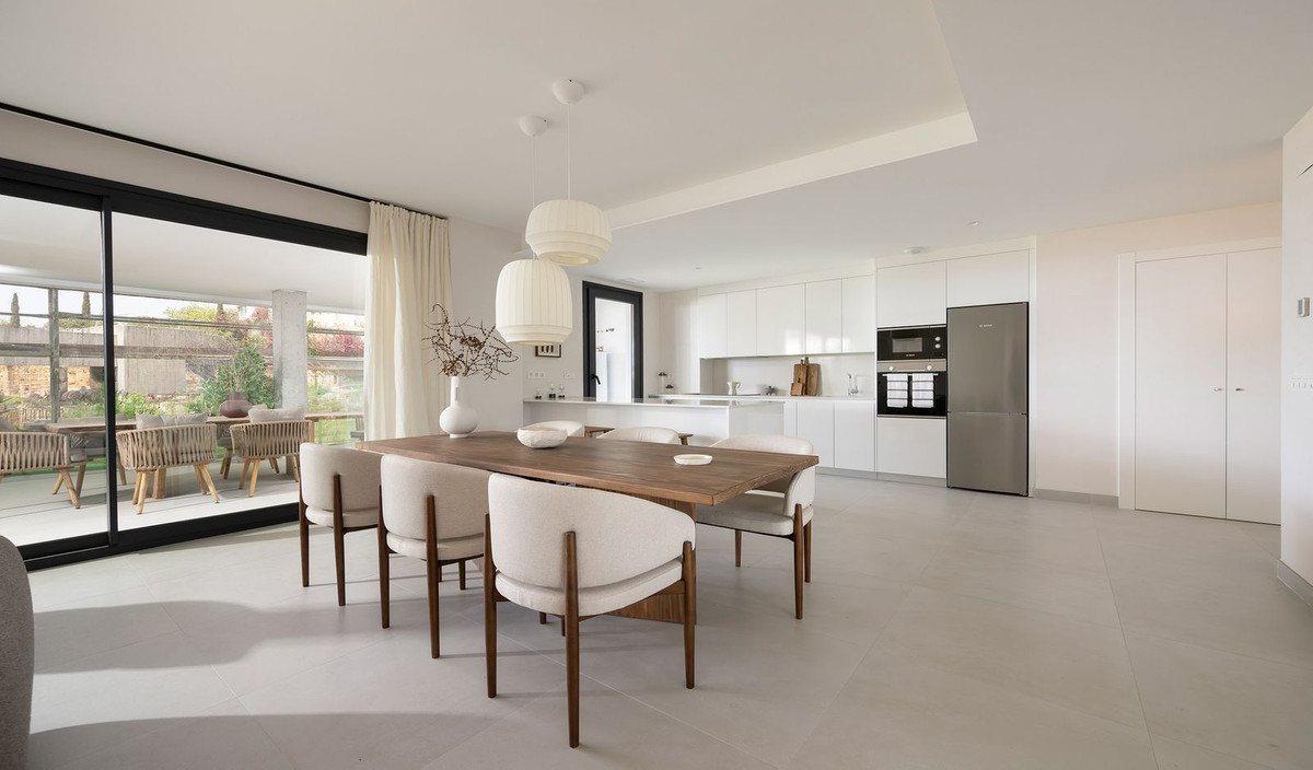 Piso de 3 Dormitorios en venta en Los Monteros, Marbella