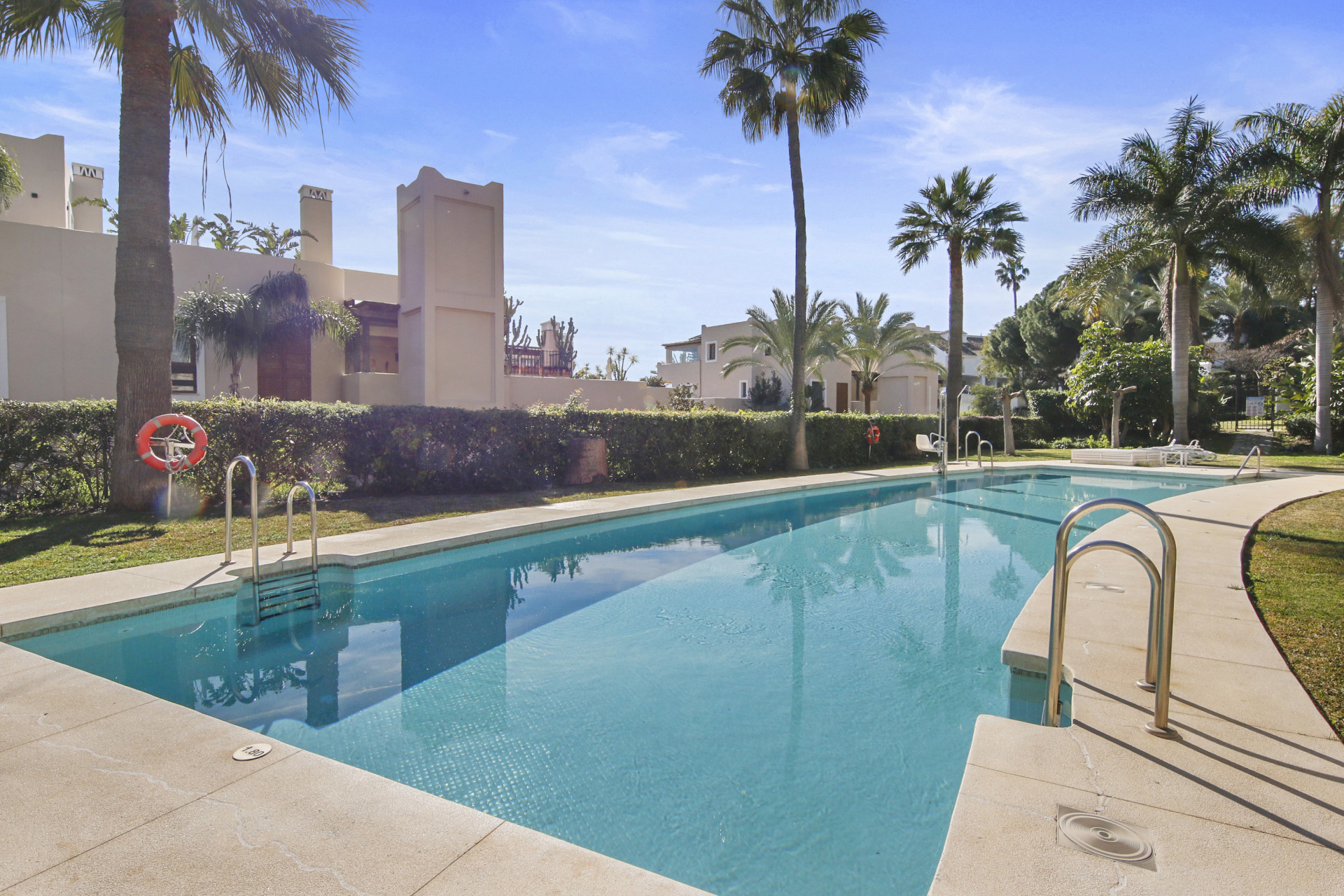 Piso de 3 Dormitorios y 2 Baños en venta en La Alqueria, Estepona