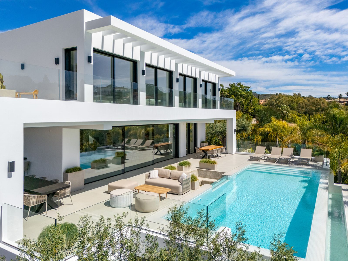 Casa de 5 Dormitorios y 6 Baños en venta en Elviria, Marbella