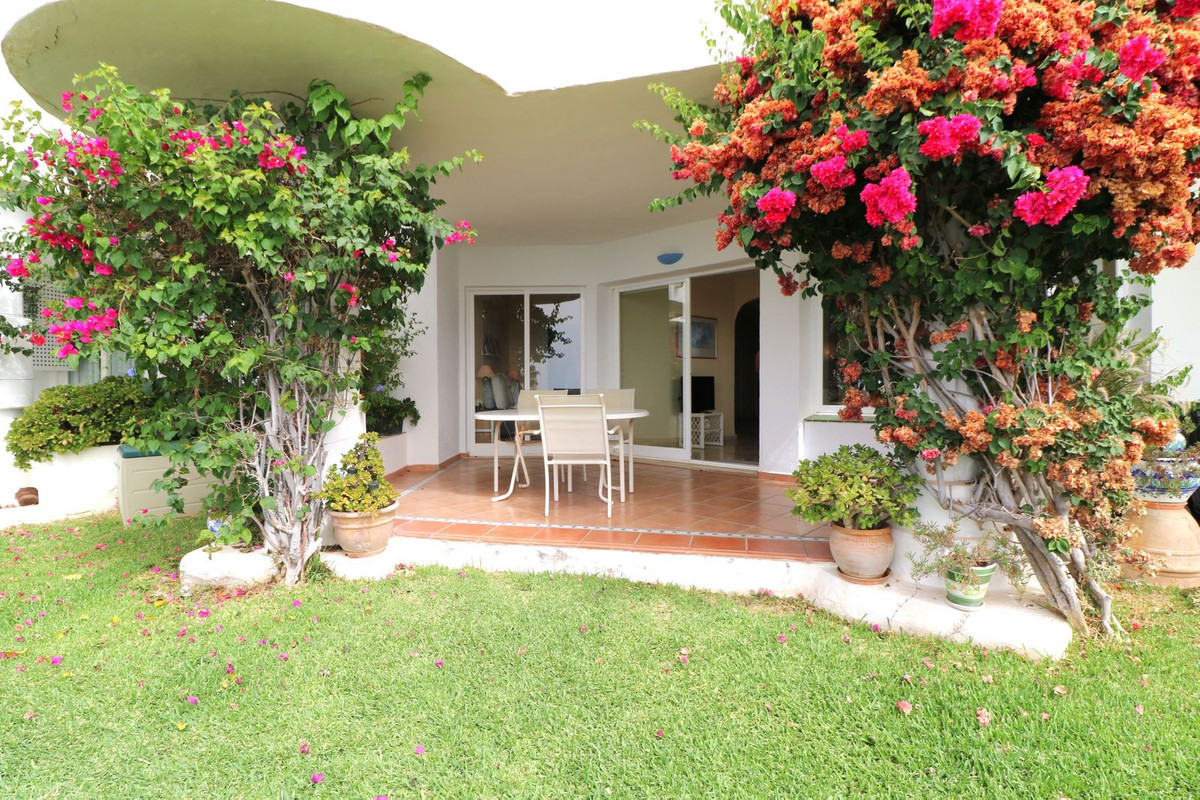Piso de 2 Dormitorios en venta en Calahonda, Mijas