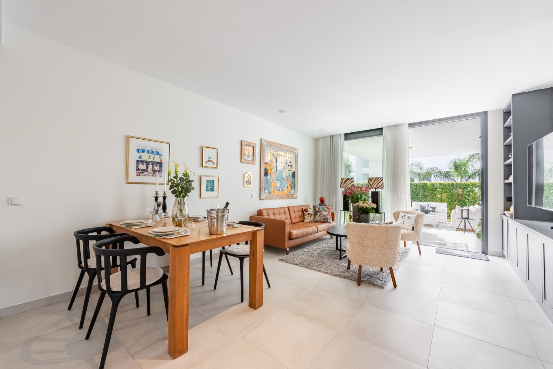 Piso de 2 Dormitorios y 2 Baños en venta en El Paraíso, Estepona