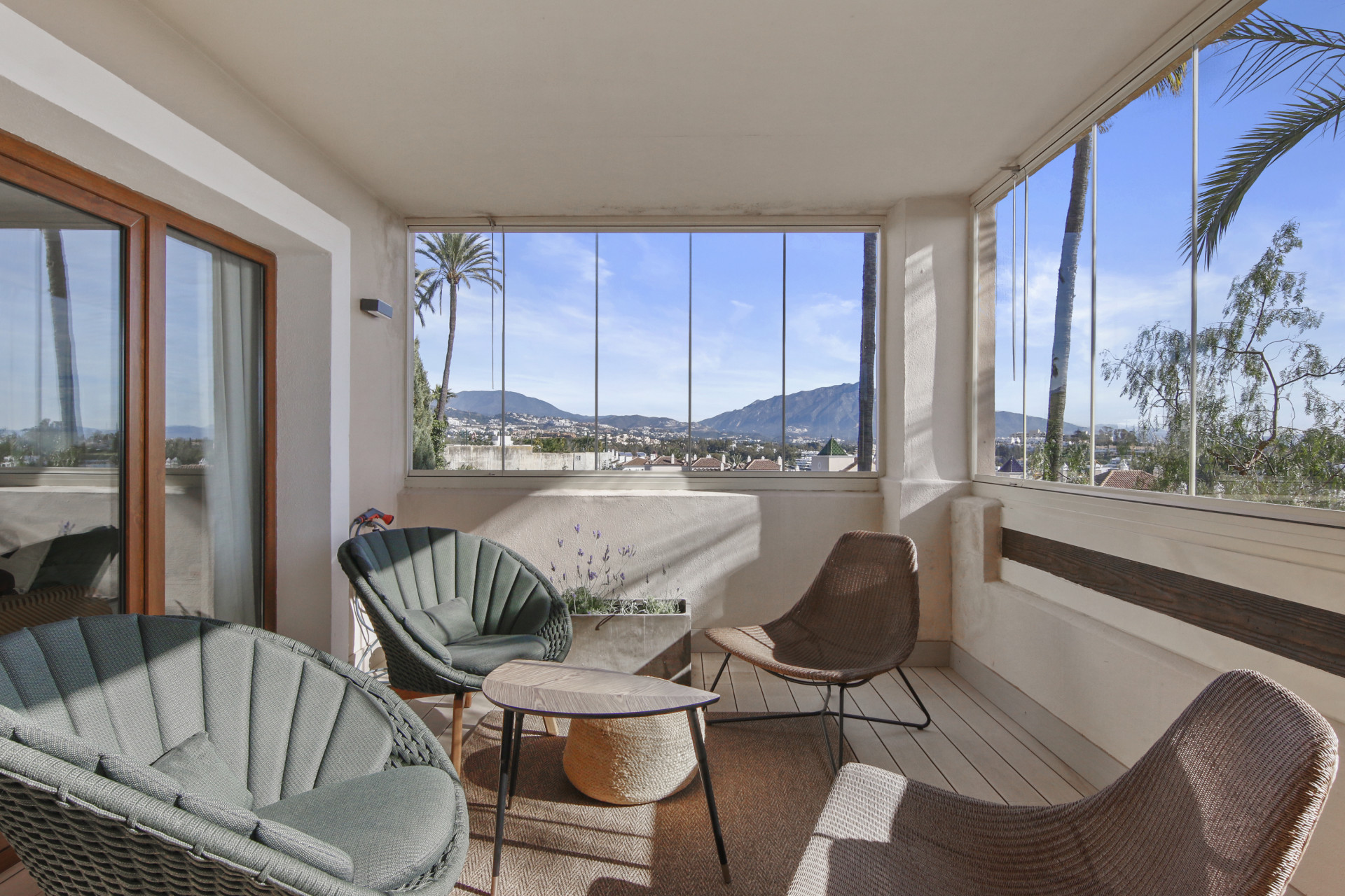 Piso de 3 Dormitorios y 2 Baños en venta en La Alqueria, Estepona