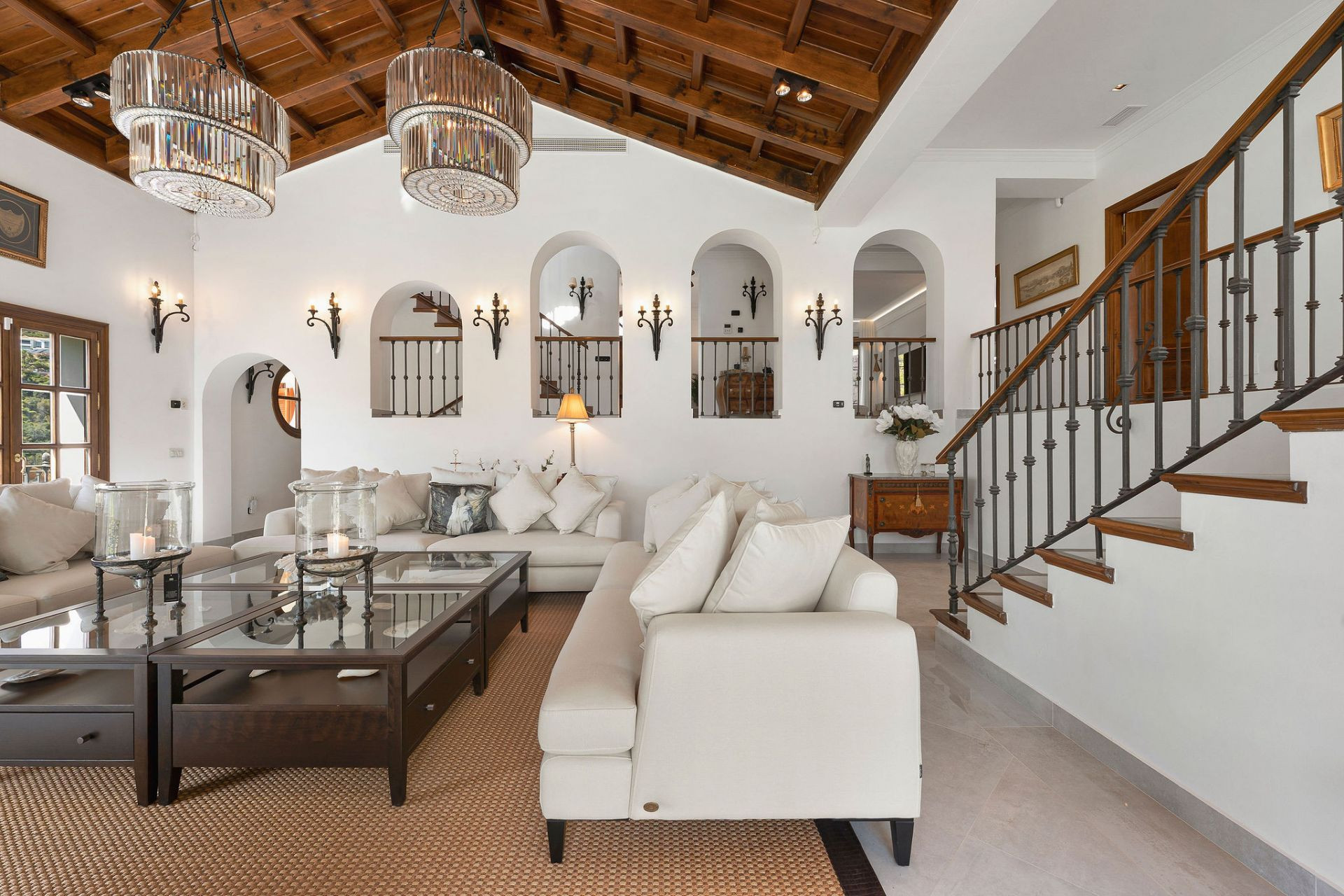 Casa de 4 Dormitorios y 4 Baños en venta en El Madroñal, Benahavís