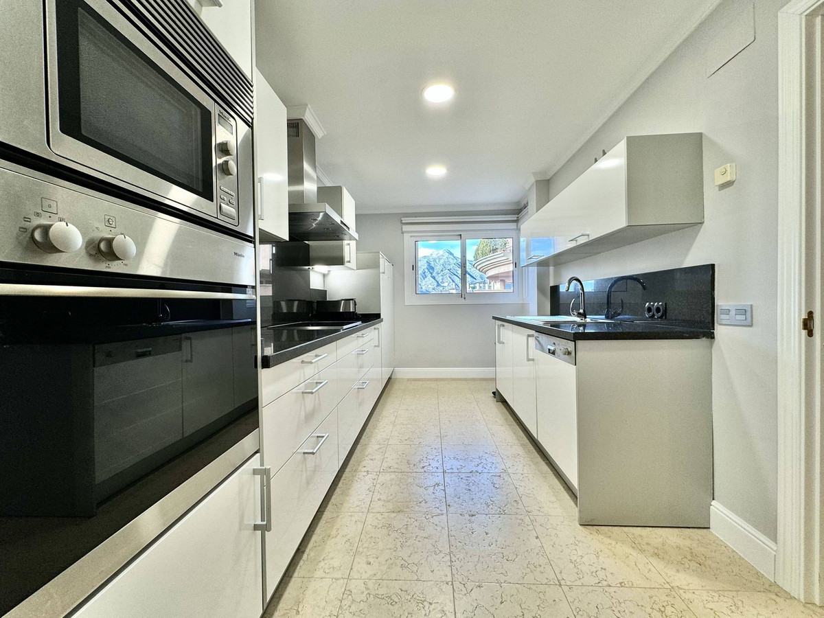 Piso de 2 Dormitorios y 2 Baños en alquiler vacacional en Nueva Andalucía, Marbella