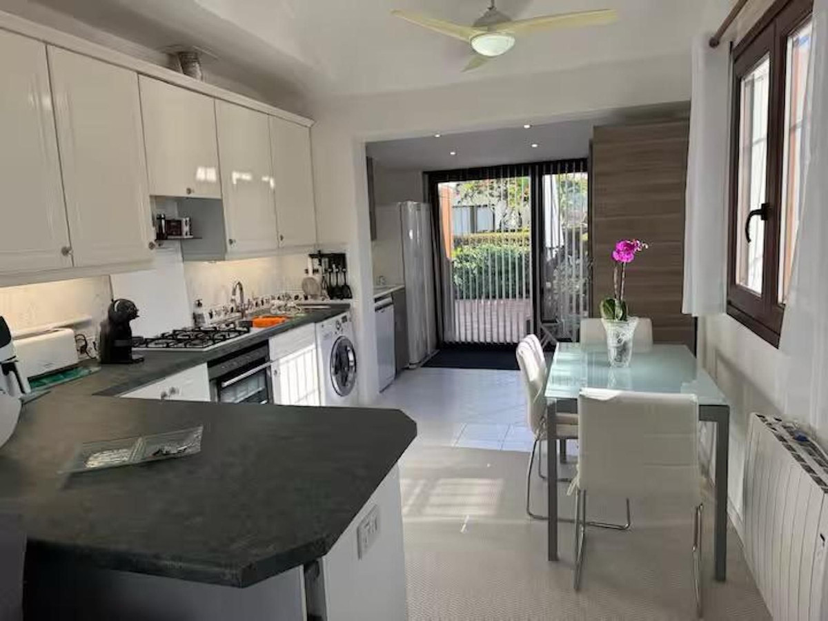Piso de 2 Dormitorios y 2 Baños en venta en Estepona