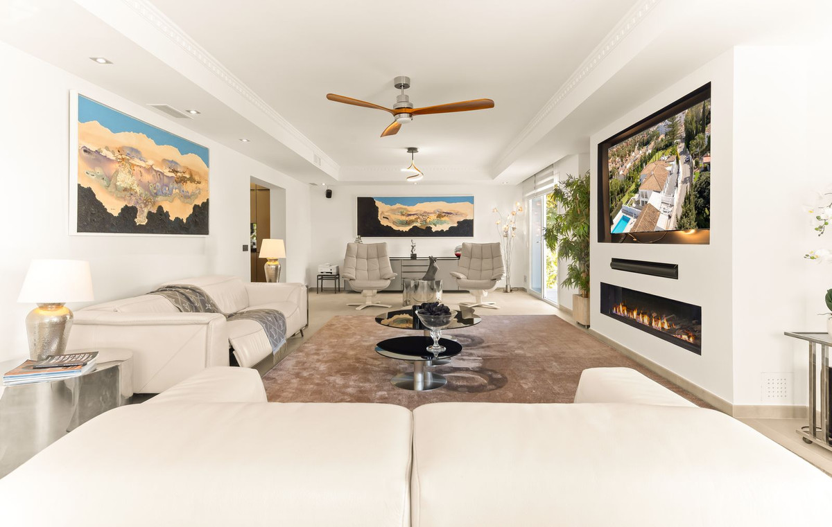 6 Bed - Villa for Sale in Atalaya, Estepona