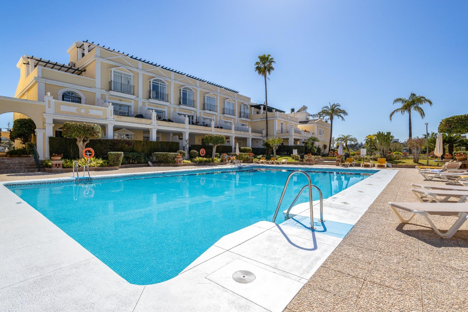 Casa Adosada de 3 Dormitorios en alquiler en Nueva Andalucía, Marbella