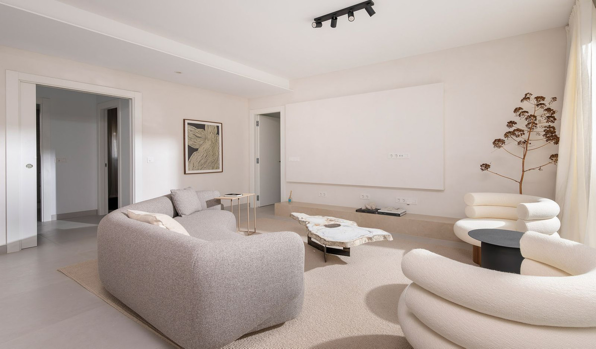 Piso de 3 Dormitorios en venta en Los Monteros, Marbella