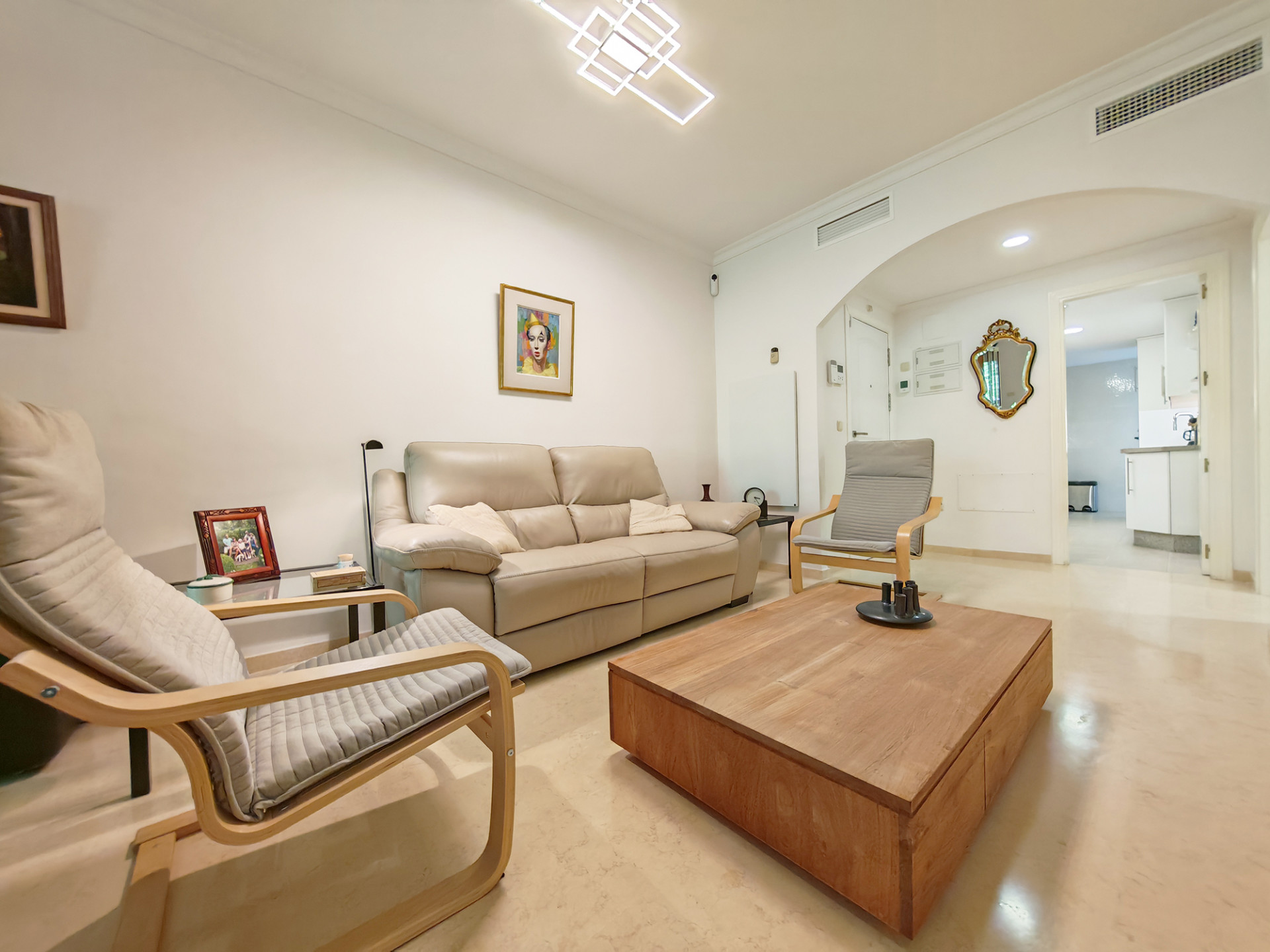 Piso de 2 Dormitorios y 2 Baños en venta en Elviria, Marbella