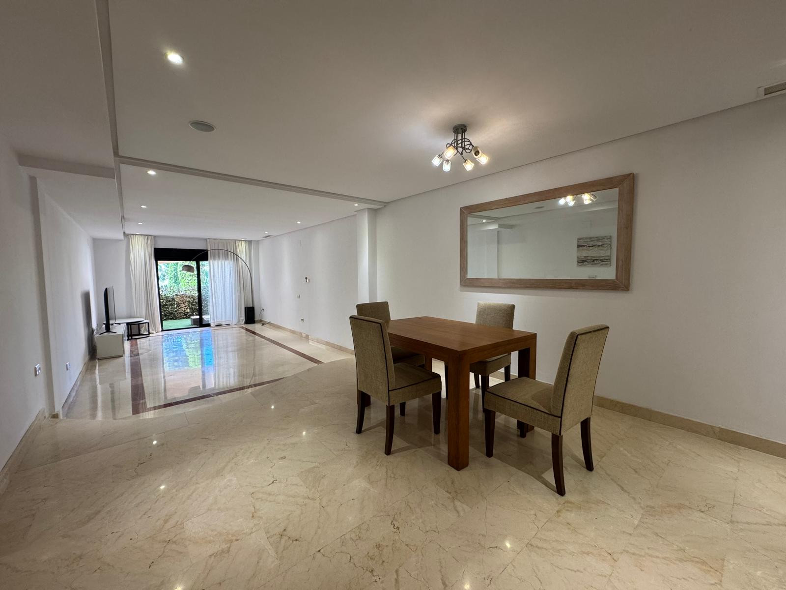 Piso de 2 Dormitorios en venta en Puerto Banús, Marbella