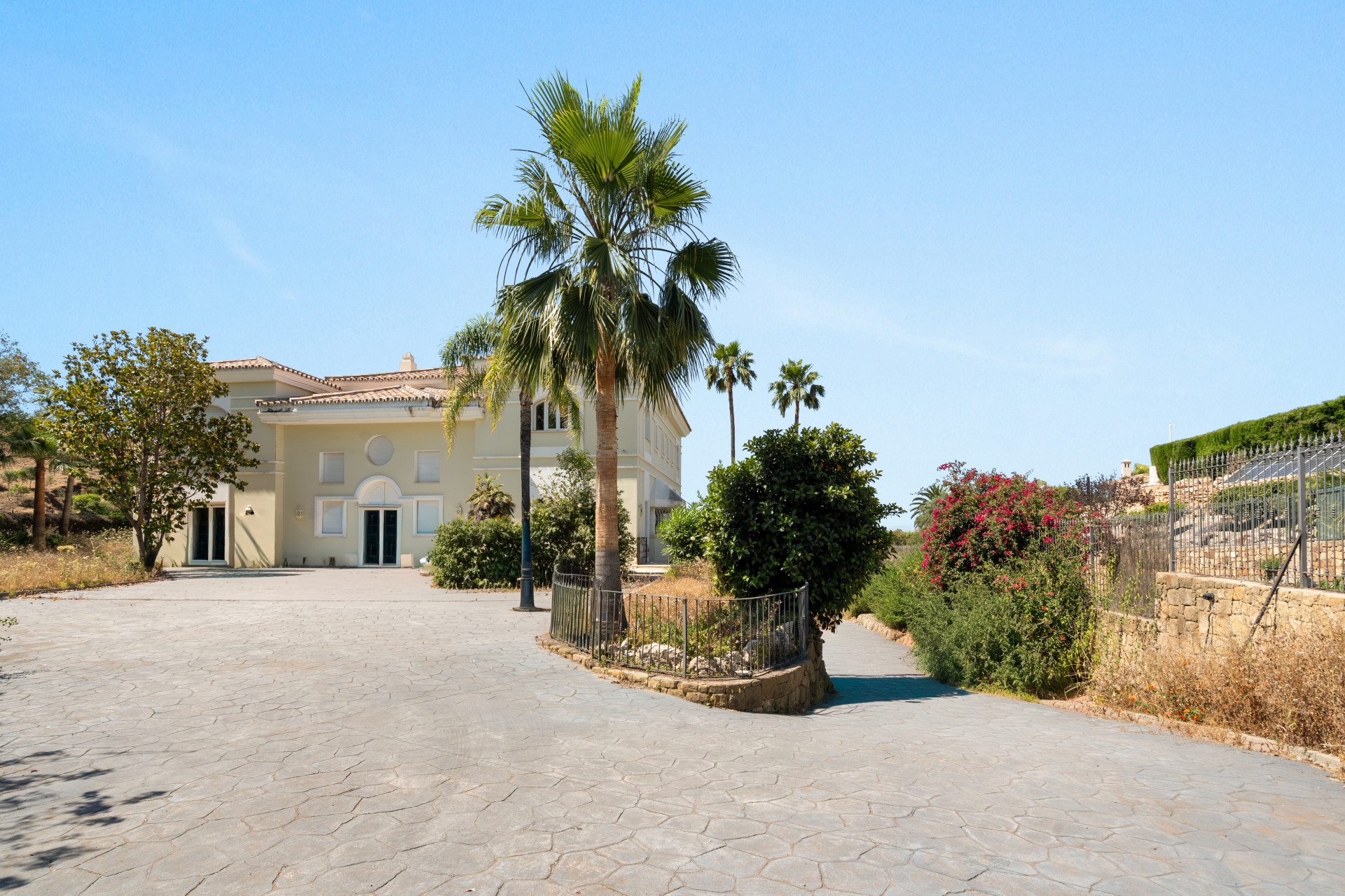 7 Bed, 8 Bath - Villa for Sale in La Quinta, Benahavis