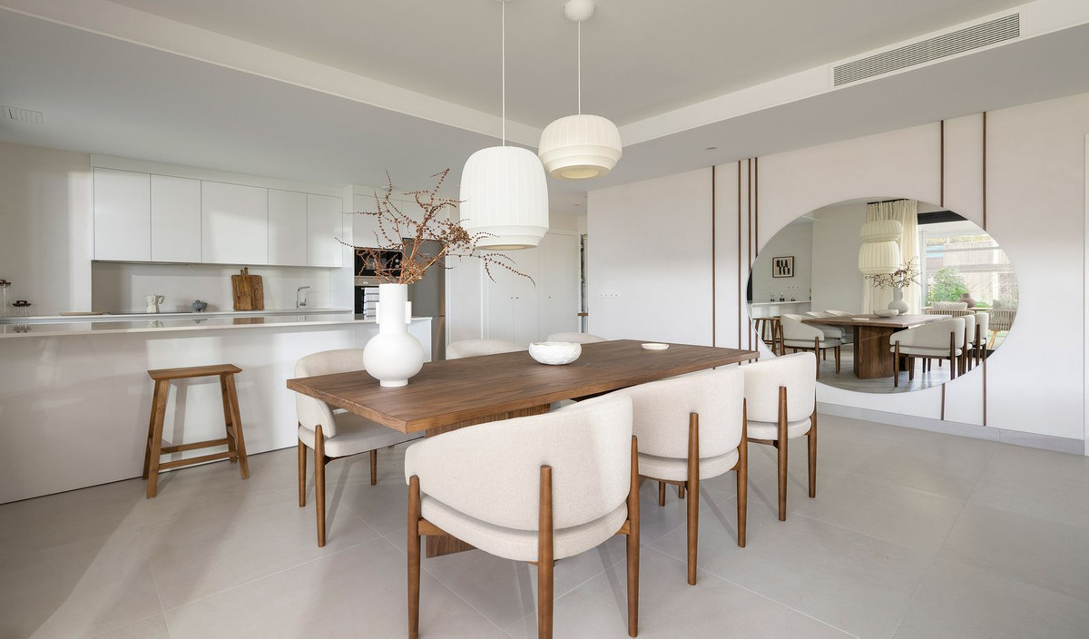 Piso de 3 Dormitorios en venta en Los Monteros, Marbella