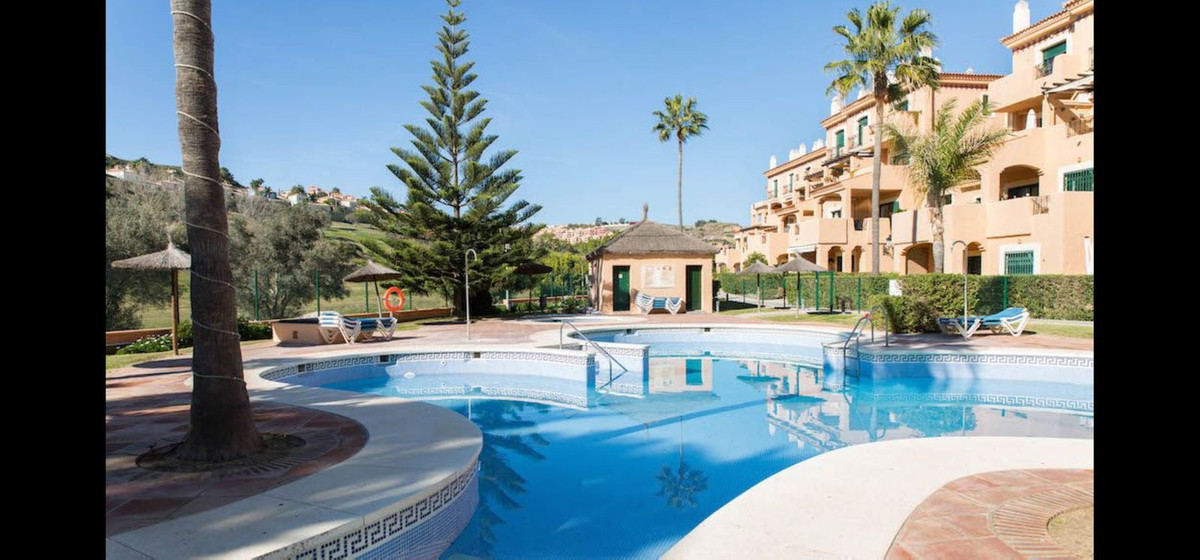 Ático de 3 Dormitorios y 3 Baños en venta en La Duquesa