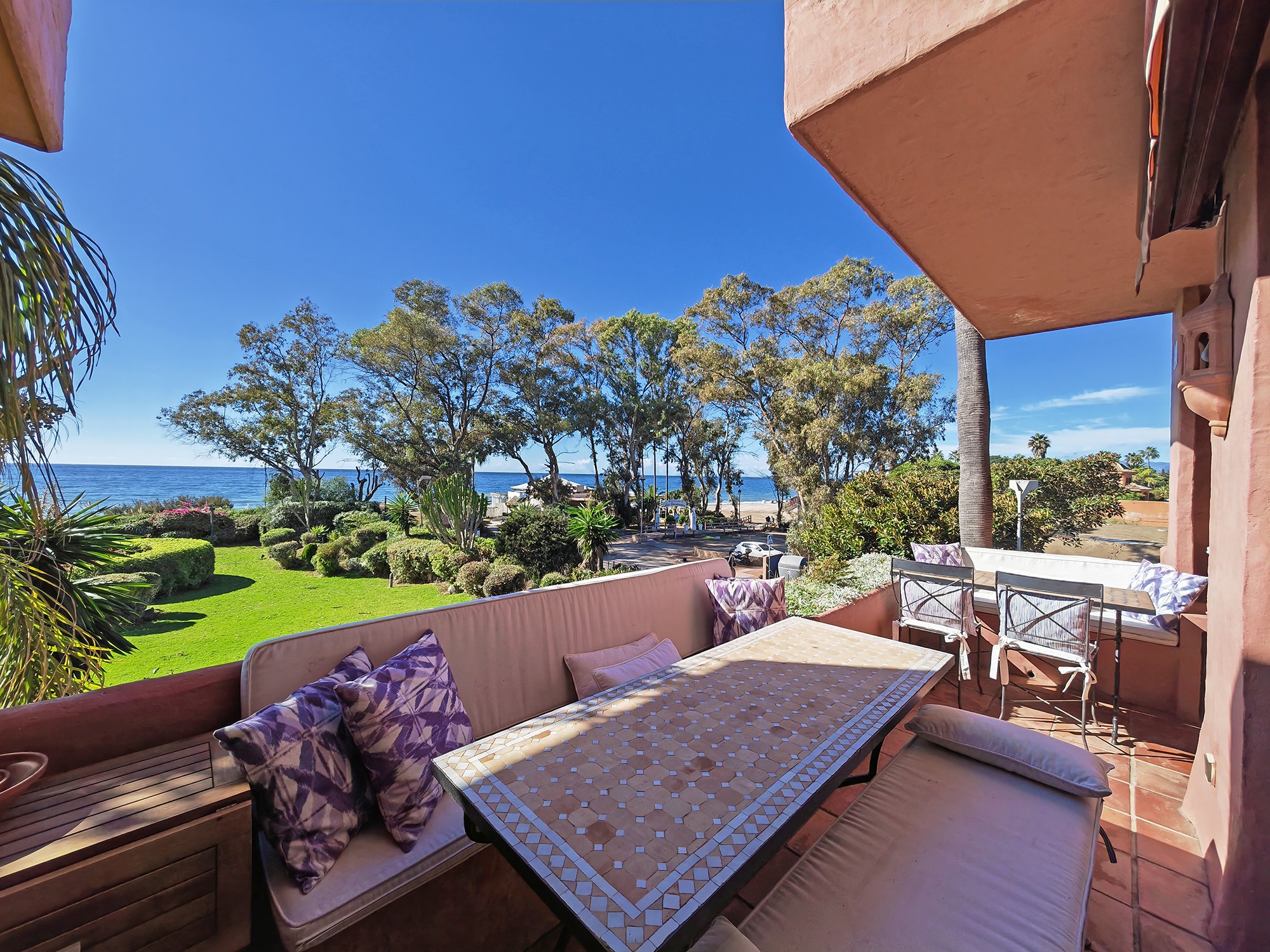 Piso de 3 Dormitorios en venta en Los Monteros, Marbella