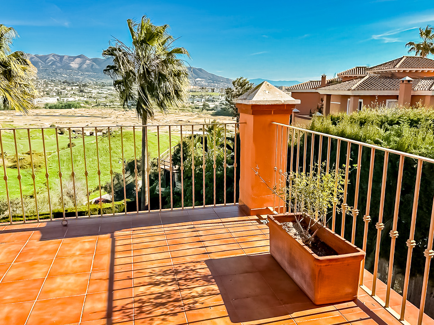 Casa de 4 Dormitorios en venta en Cerros del Aguila, Mijas