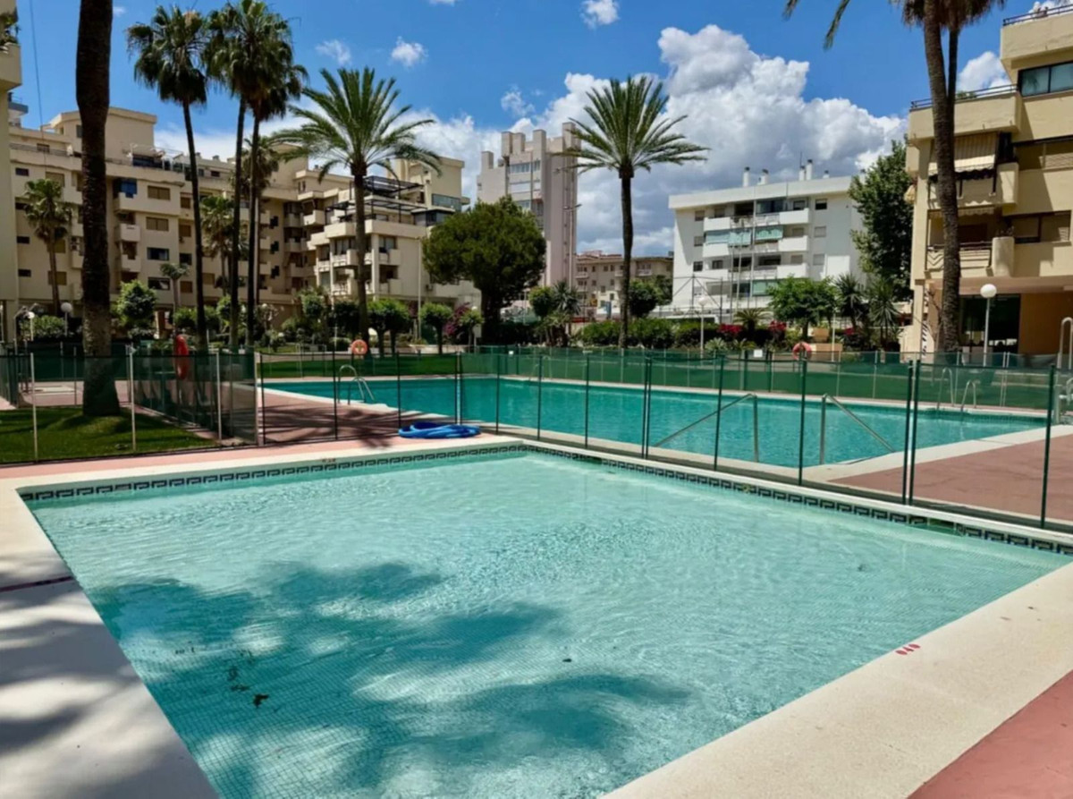 Piso de 2 Dormitorios y 2 Baños en venta en La Carihuela, Torremolinos
