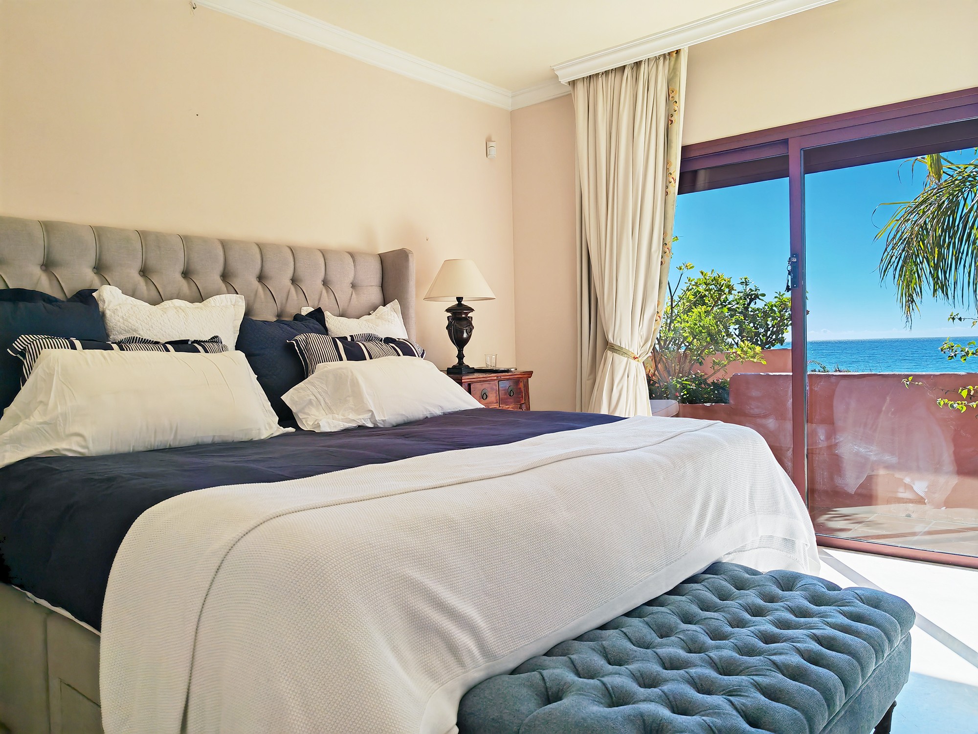 Piso de 3 Dormitorios en venta en Los Monteros, Marbella