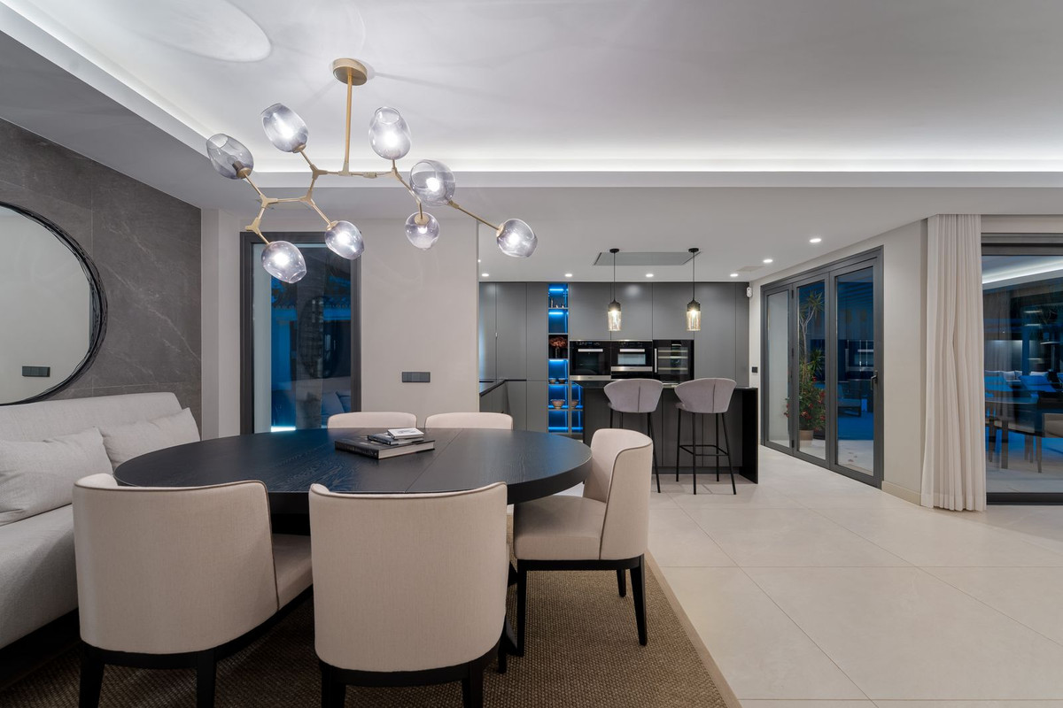 Casa de 4 Dormitorios y 4 Baños en venta en Nueva Andalucía, Marbella