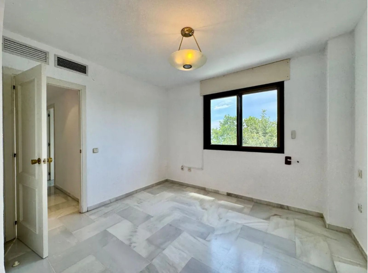 Piso de 2 Dormitorios y 2 Baños en venta en La Carihuela, Torremolinos