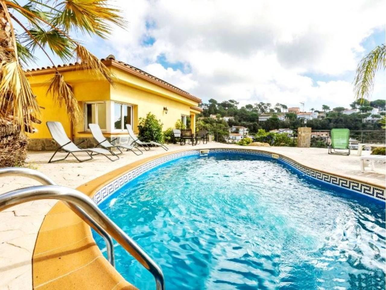 Casa Adosada de 5 Dormitorios y 3 Baños en alquiler vacacional en Lloret de Mar