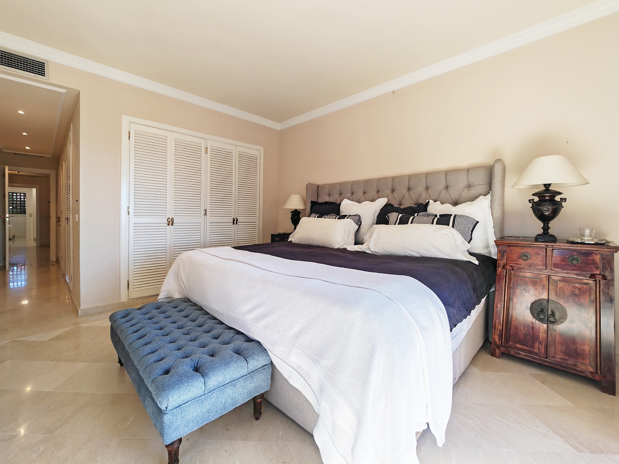 Piso de 3 Dormitorios en venta en Los Monteros, Marbella