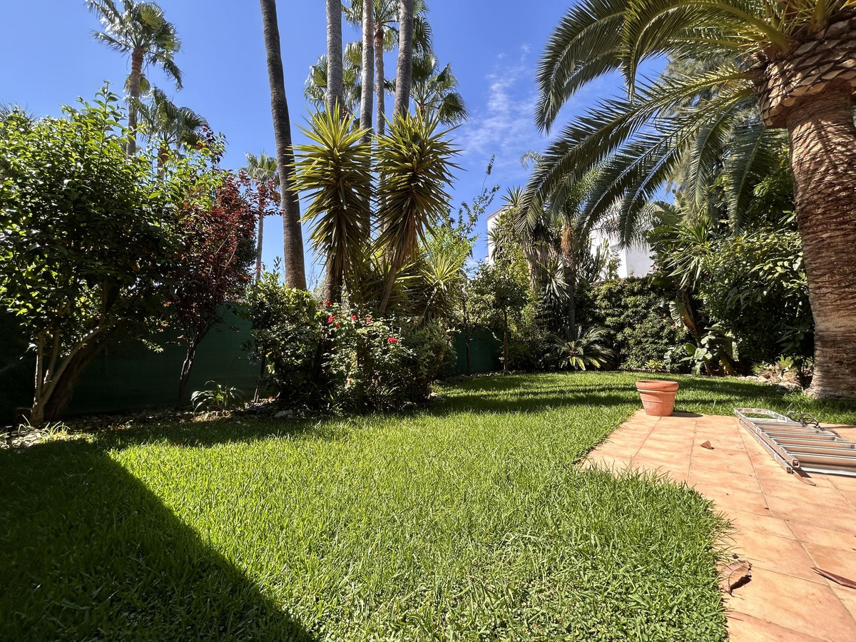 Casa Adosada de 4 Dormitorios y 3 Baños en venta en Atalaya, Estepona