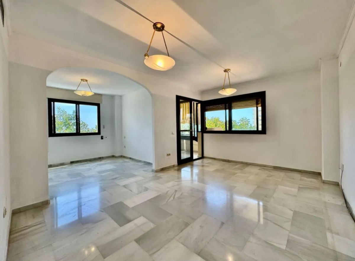Piso de 2 Dormitorios y 2 Baños en venta en La Carihuela, Torremolinos