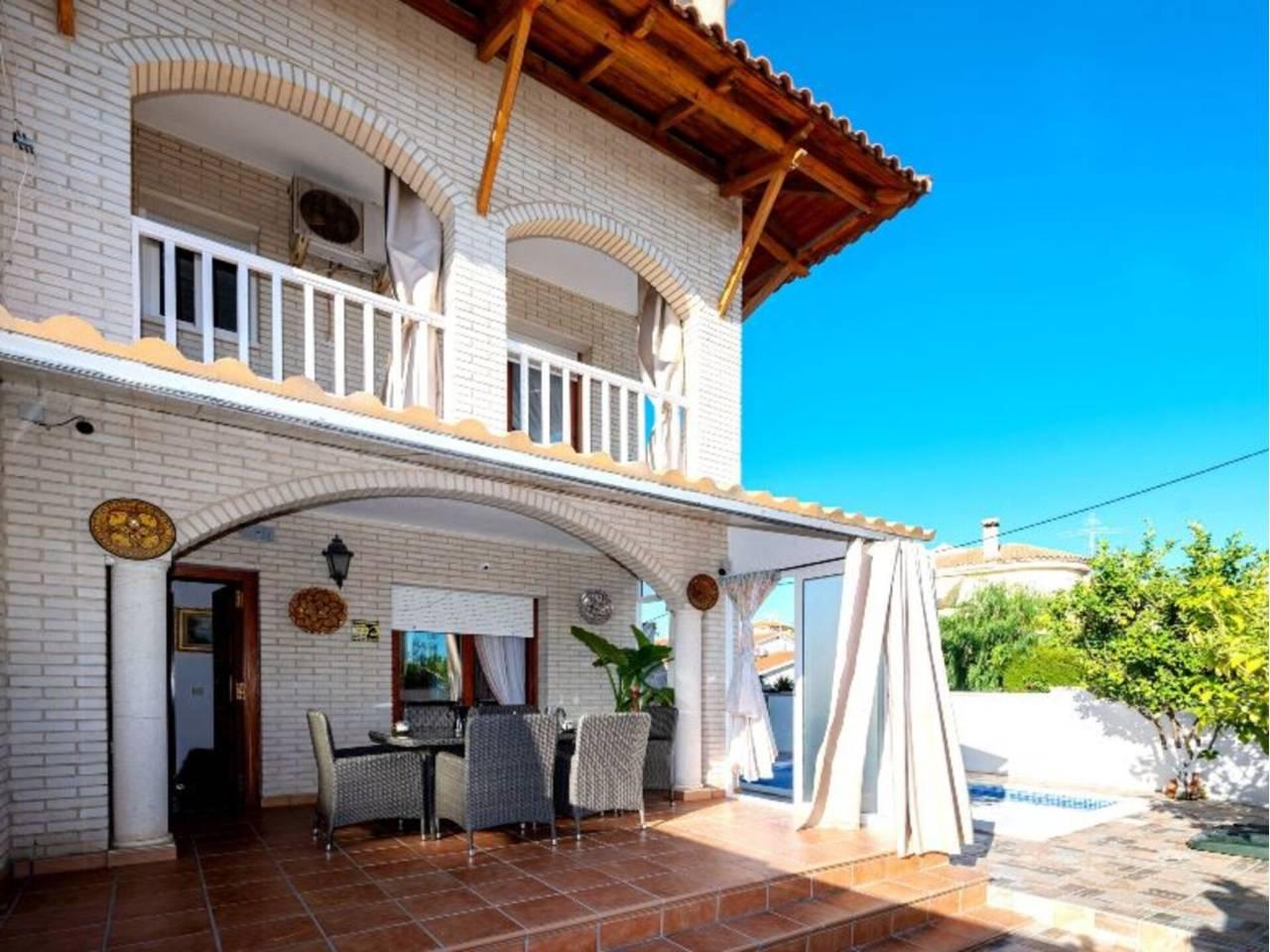 Casa Adosada de 5 Dormitorios en alquiler vacacional en Sitges