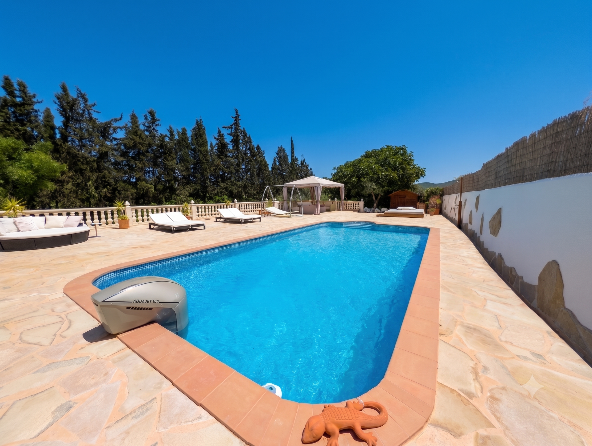 Finca de 6 Dormitorios y 5 Baños en venta en Sant Joan de Labritja