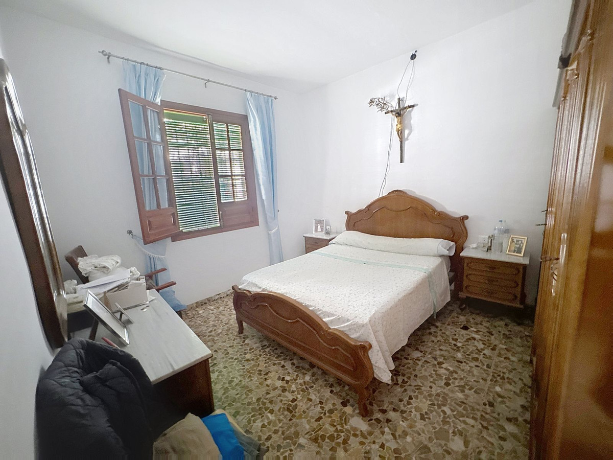 Casa Adosada de 5 Dormitorios en venta en La Alqueria, Estepona