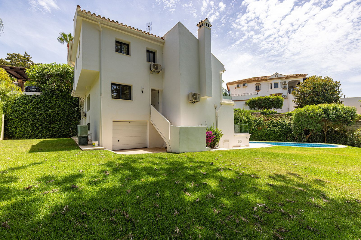 Casa de 4 Dormitorios en venta en Las Chapas, Marbella
