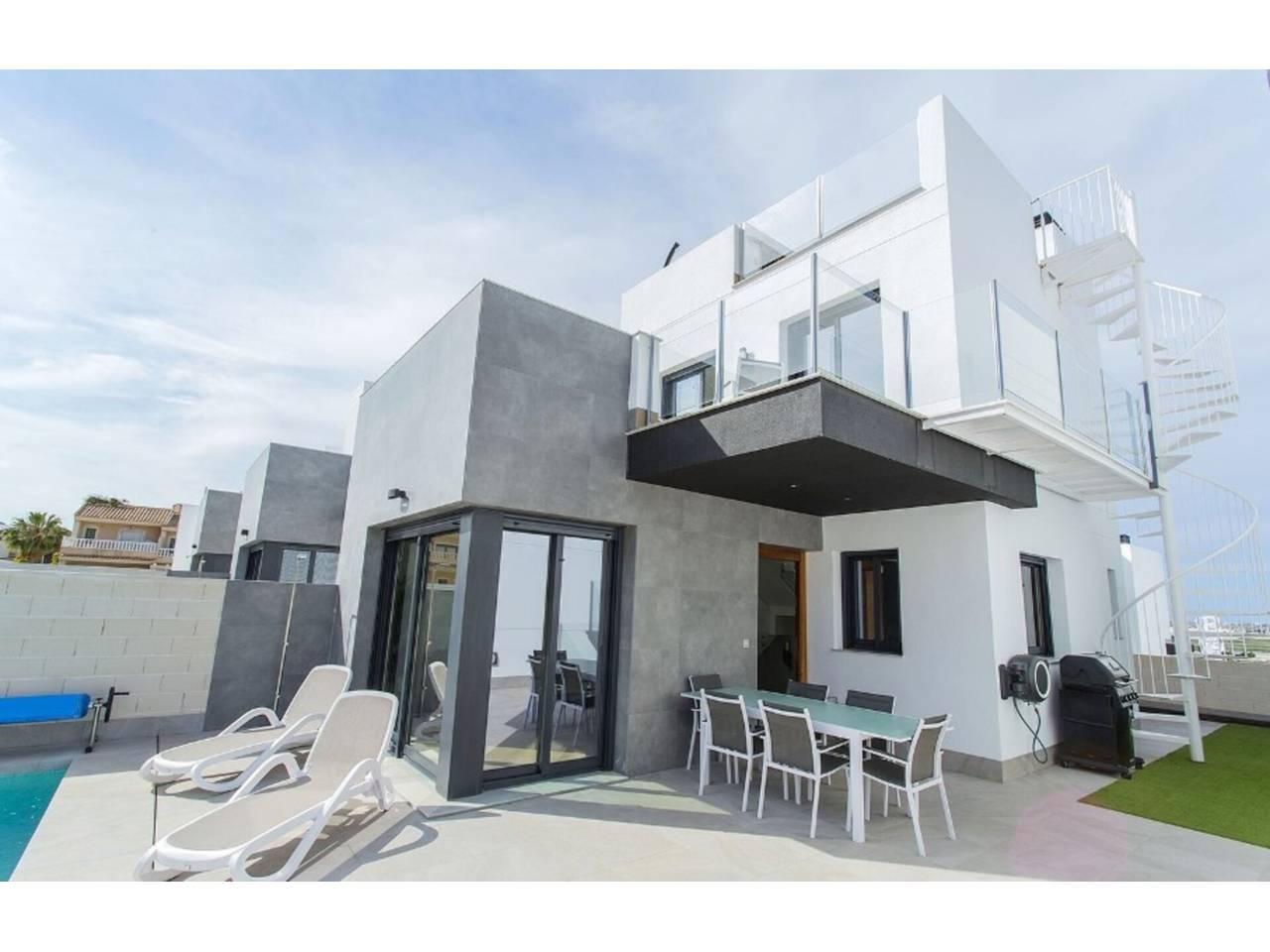 Casa Adosada de 4 Dormitorios en alquiler vacacional en Torrevieja Centro