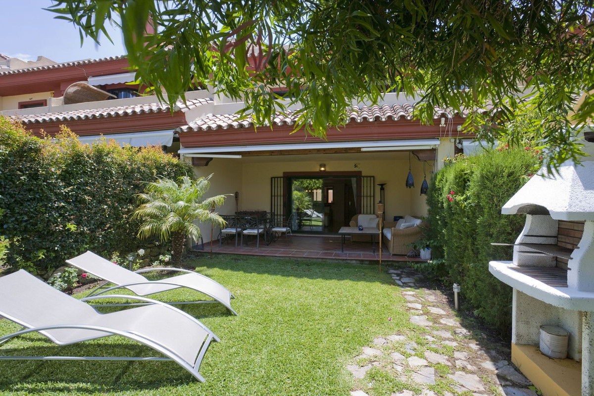 Casa Adosada de 3 Dormitorios y 2 Baños en alquiler en Milla de Oro, Marbella