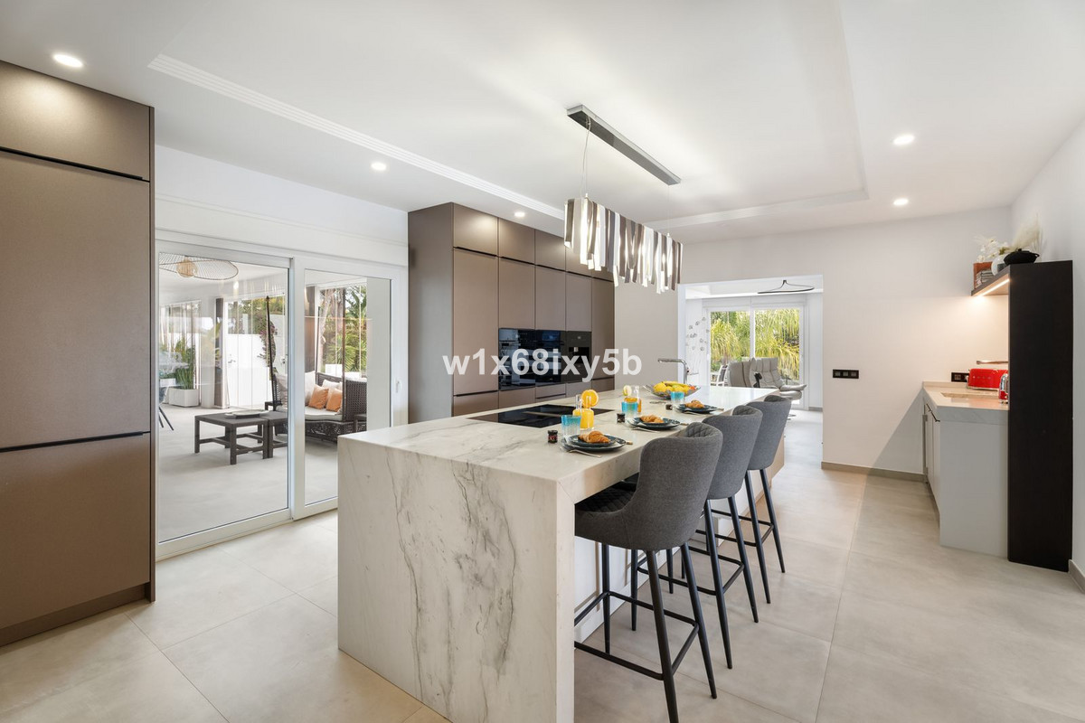 Casa de 10 Dormitorios y 10 Baños en venta en Atalaya, Estepona