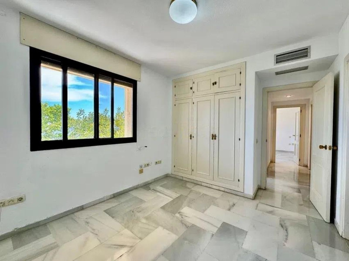 Piso de 2 Dormitorios y 2 Baños en venta en La Carihuela, Torremolinos