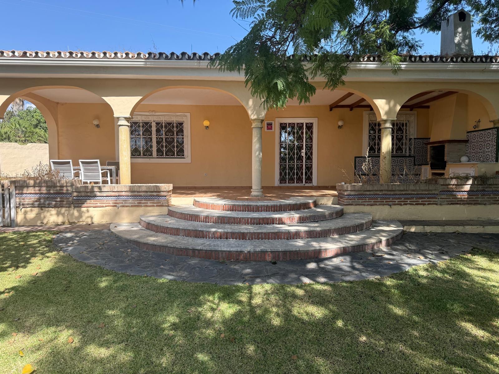 Casa de 3 Dormitorios en alquiler en La Alqueria, Estepona