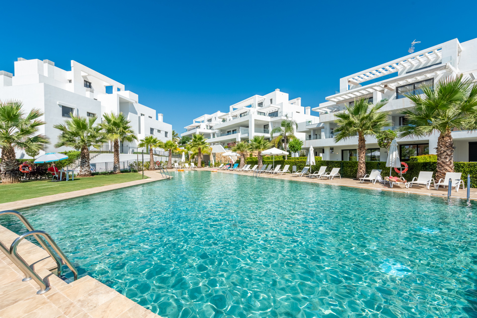 Piso de 2 Dormitorios y 2 Baños en venta en El Paraíso, Estepona
