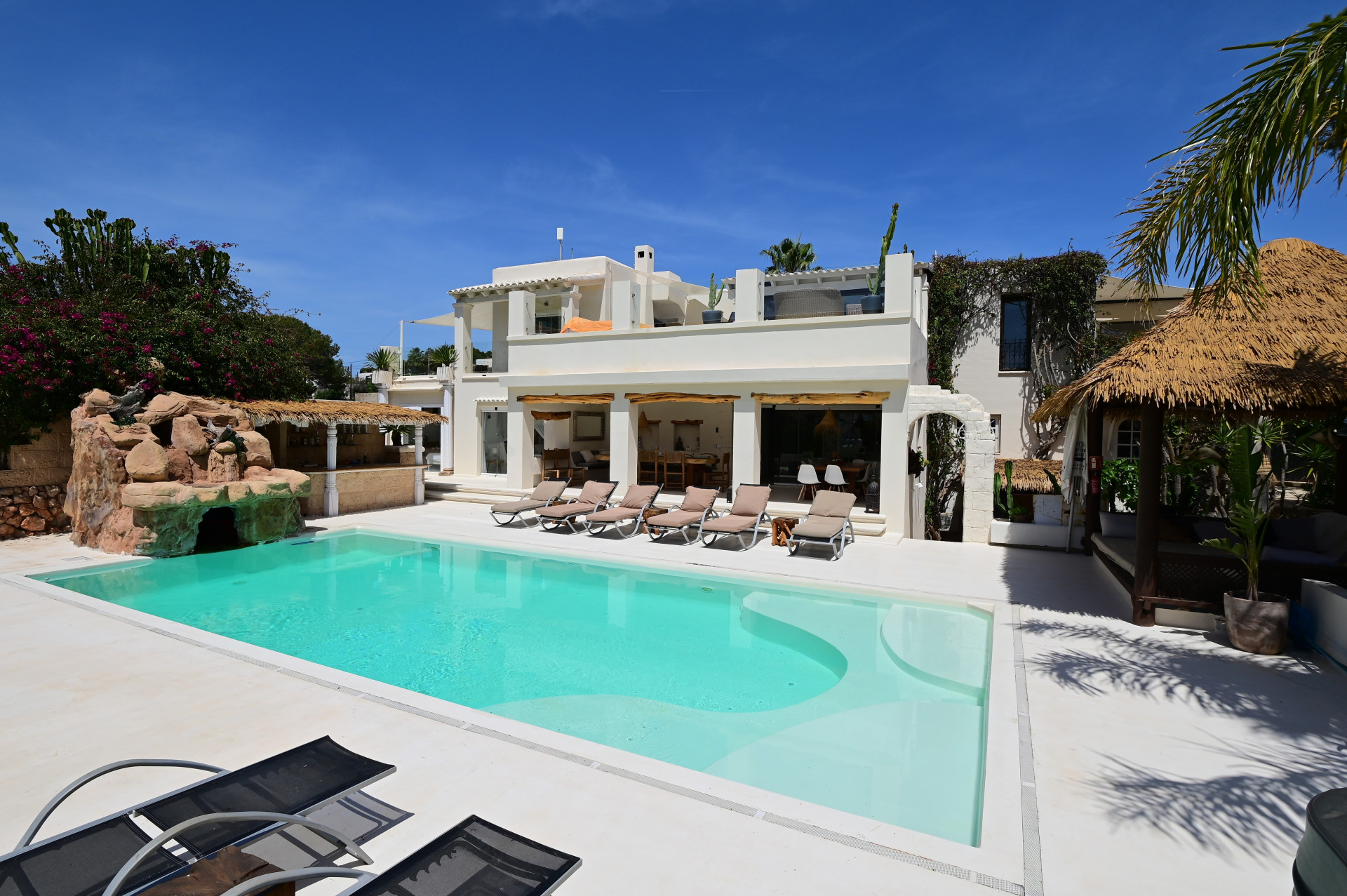 15 Bed, 15 Bath - Villa for Sale in Santa Eularia des Riu