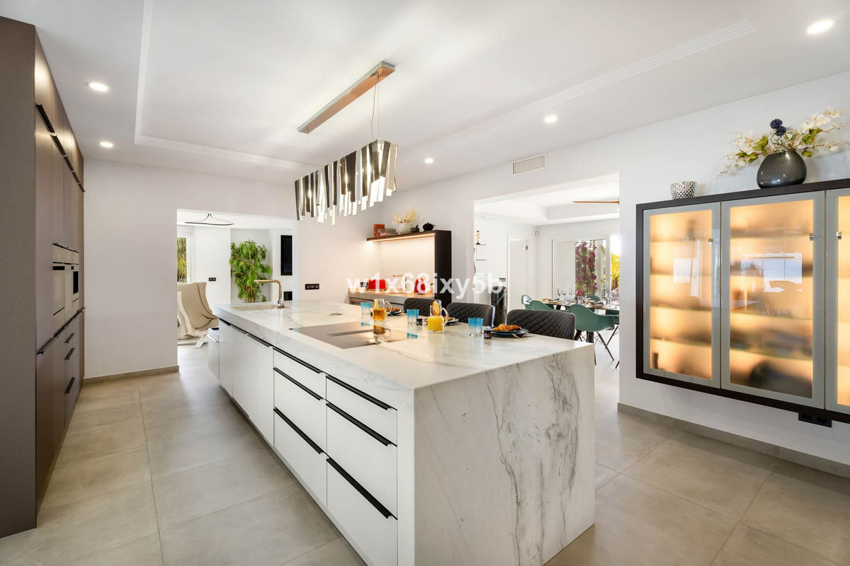 Casa de 10 Dormitorios y 10 Baños en venta en Atalaya, Estepona