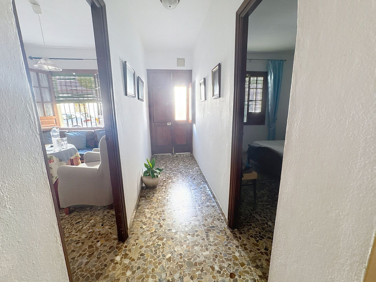 Casa Adosada de 5 Dormitorios en venta en La Alqueria, Estepona